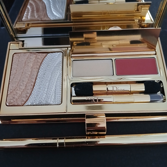 Dior Other - Dior Eyeshadow Palette with Cream and Red Hues